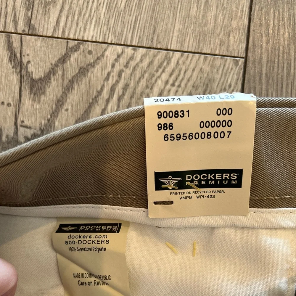 Dockers Premium Never Iron Khakis Pleated Relaxed Fit Wrinkle Free 42x29 NWT